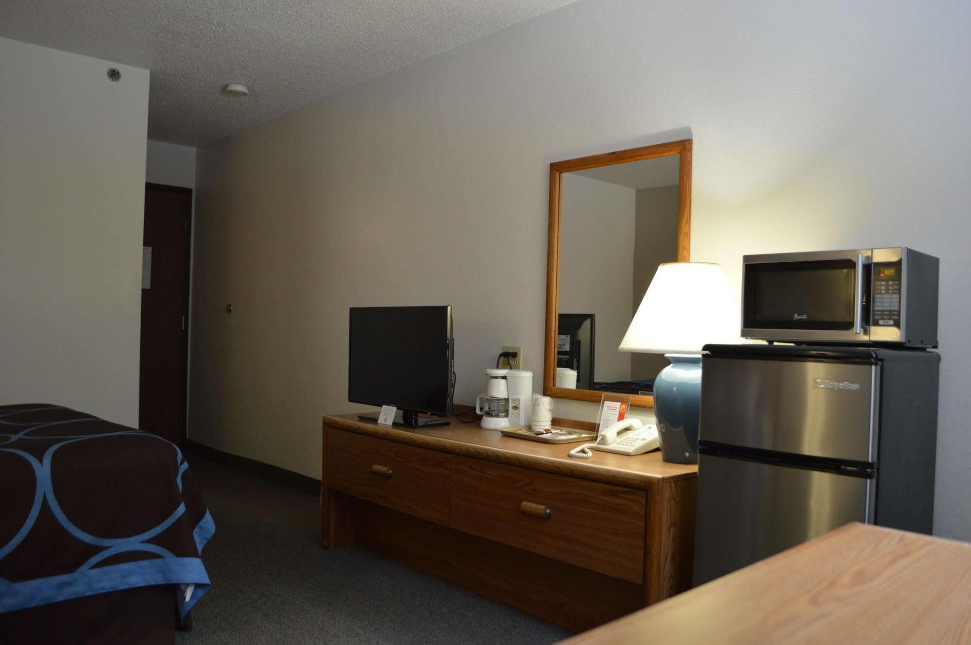 Super 8 by Wyndham Park Rapids Hotel Eksteriør billede