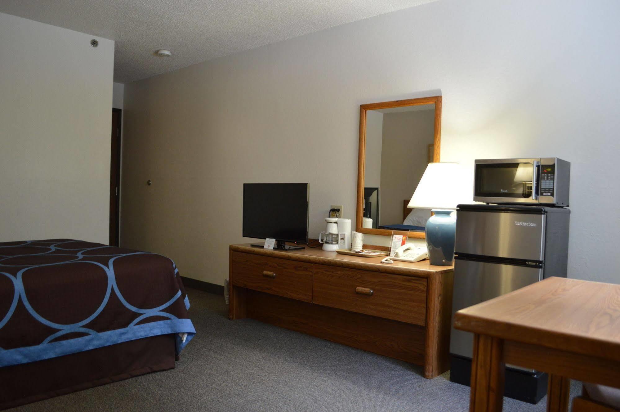 Super 8 by Wyndham Park Rapids Hotel Eksteriør billede