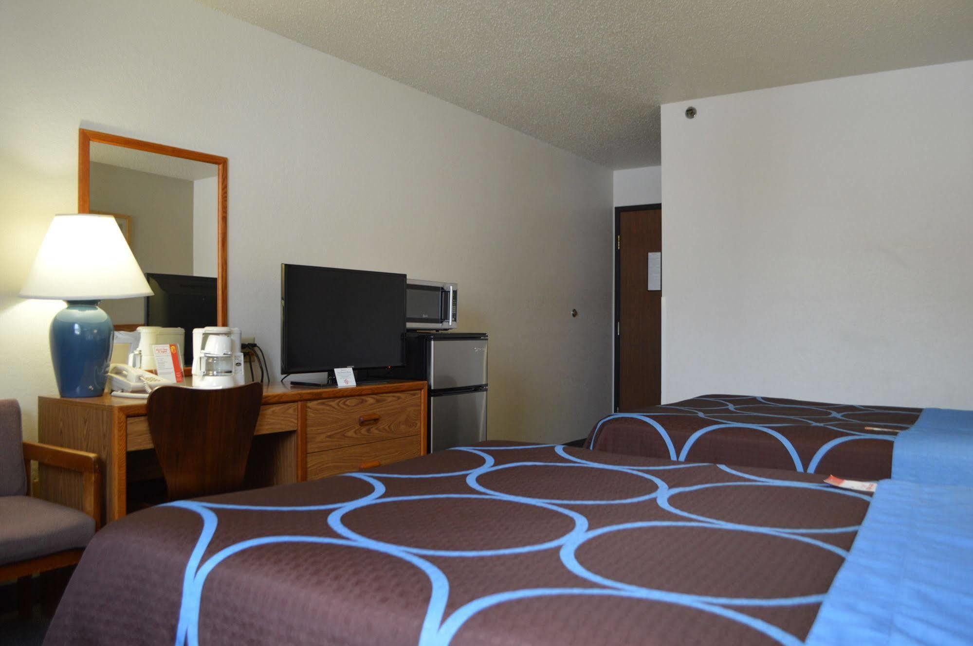 Super 8 by Wyndham Park Rapids Hotel Eksteriør billede