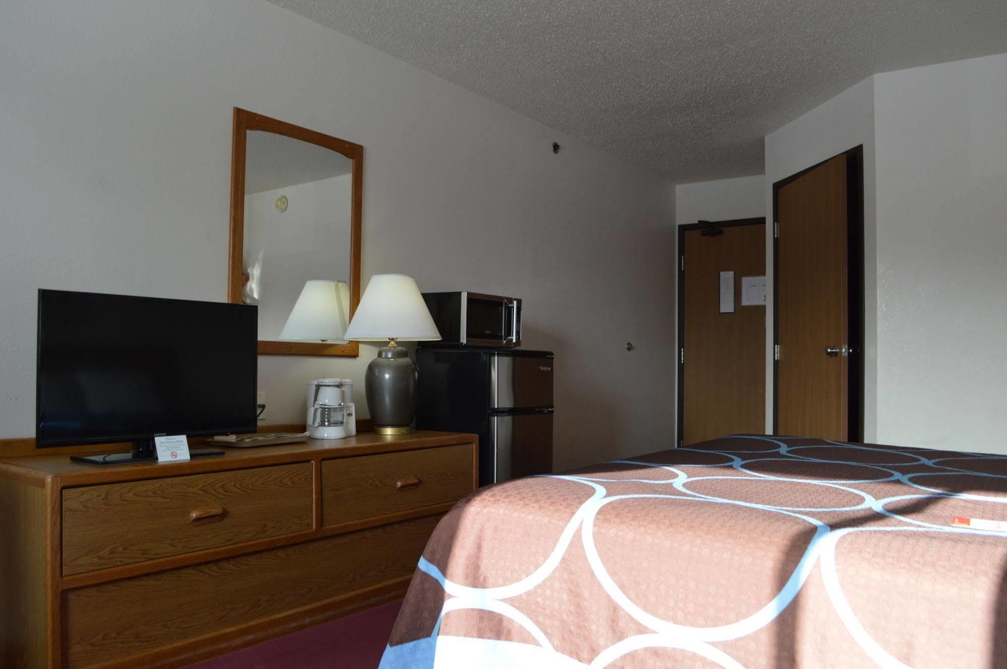 Super 8 by Wyndham Park Rapids Hotel Eksteriør billede