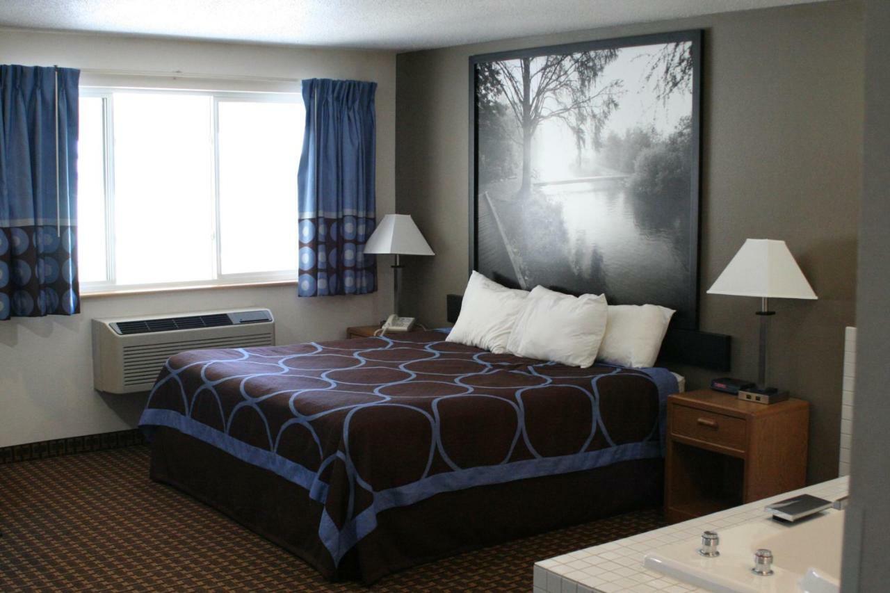 Super 8 by Wyndham Park Rapids Hotel Eksteriør billede